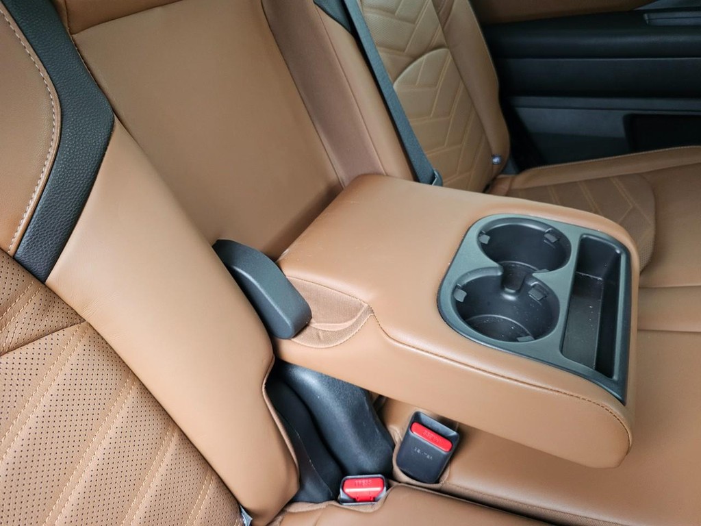 Nissan Pathfinder Vehicle Full-screen Gallery Image 18