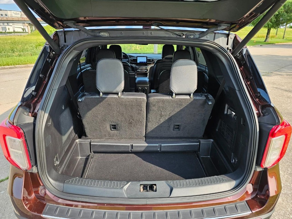 Ford Explorer Vehicle Full-screen Gallery Image 09