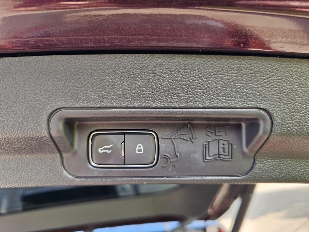 Ford Explorer Vehicle Full-screen Gallery Image 10