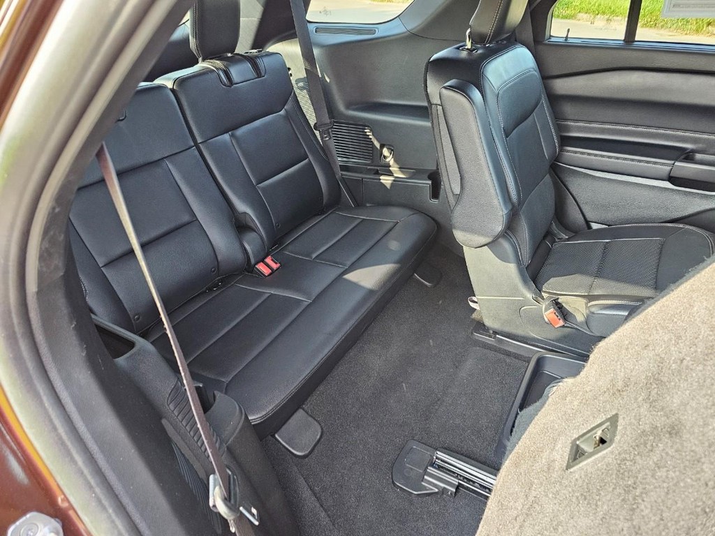 Ford Explorer Vehicle Full-screen Gallery Image 16