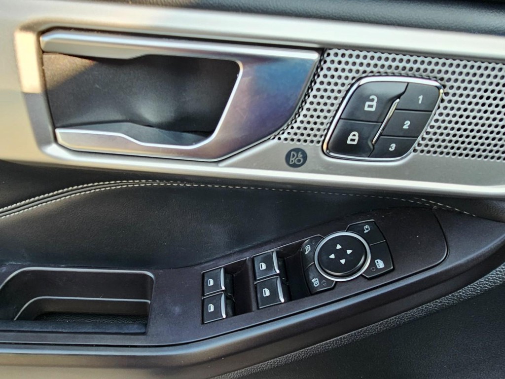 Ford Explorer Vehicle Full-screen Gallery Image 18