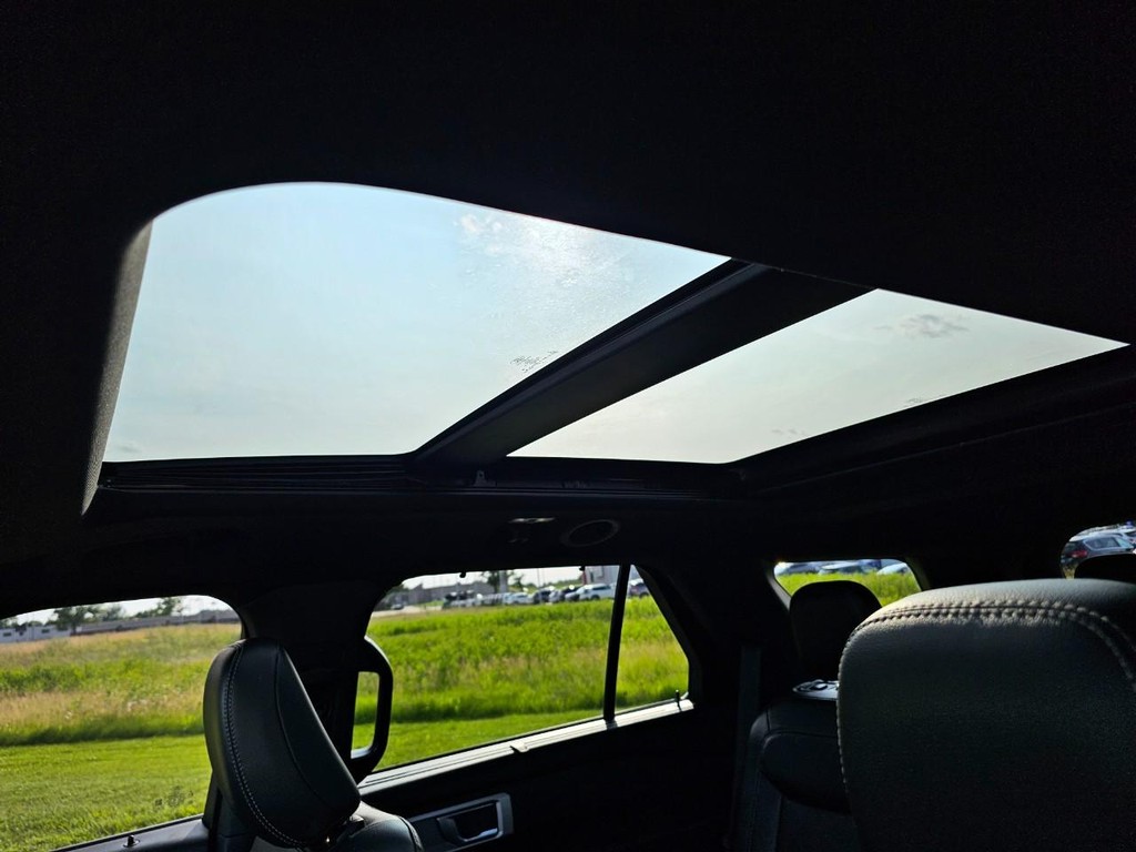 Ford Explorer Vehicle Full-screen Gallery Image 21