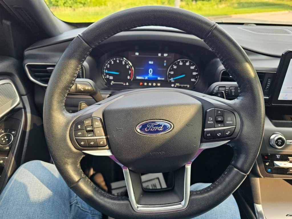 Ford Explorer Vehicle Full-screen Gallery Image 23