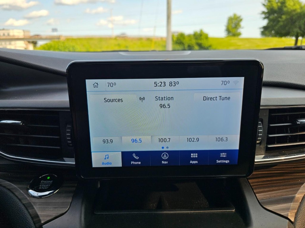 Ford Explorer Vehicle Full-screen Gallery Image 24