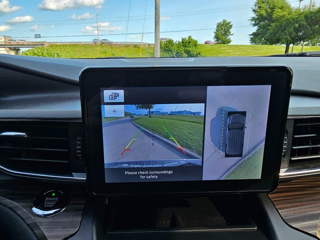 Ford Explorer Vehicle Full-screen Gallery Image 26