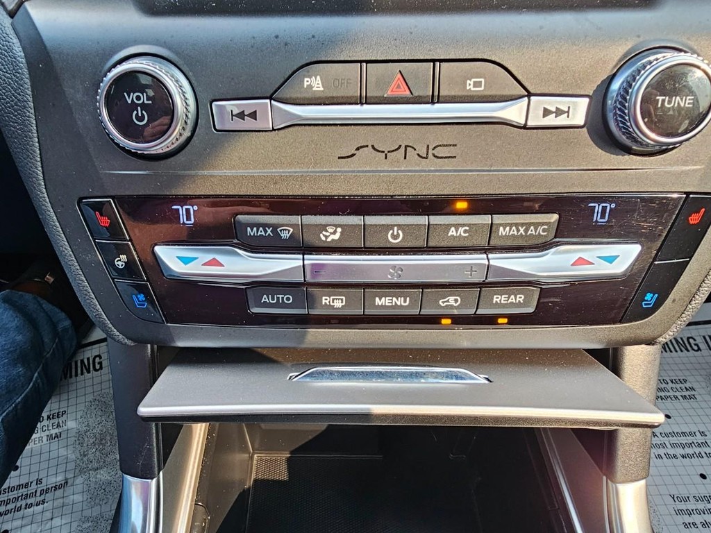 Ford Explorer Vehicle Full-screen Gallery Image 27