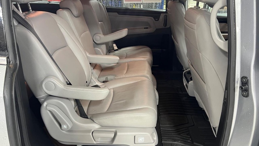 Honda Odyssey Vehicle Full-screen Gallery Image 16