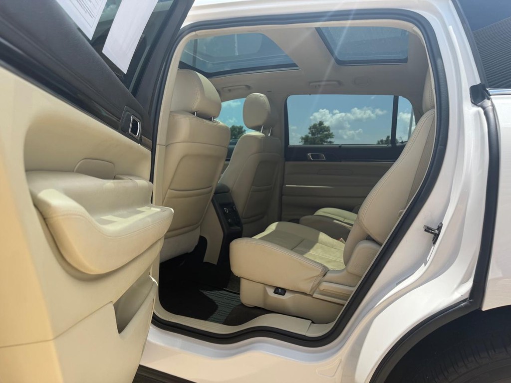 Lincoln MKT Vehicle Full-screen Gallery Image 07