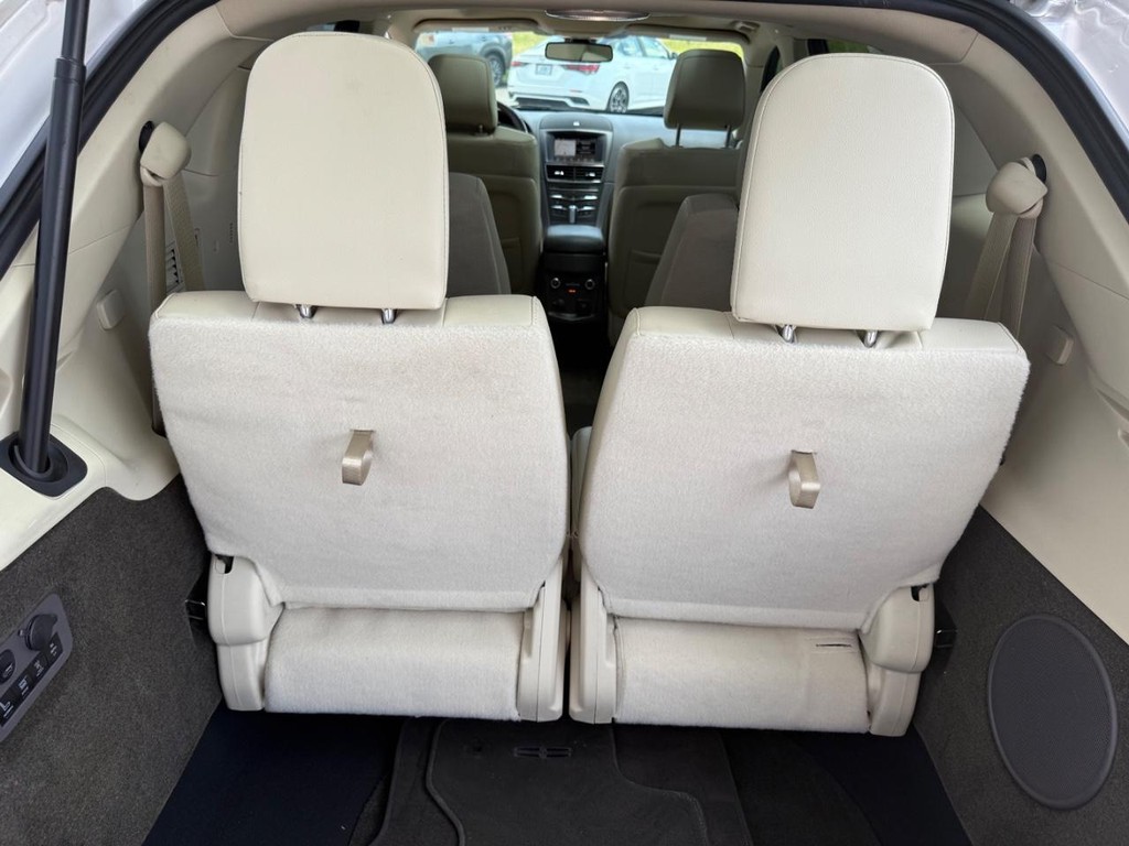 Lincoln MKT Vehicle Full-screen Gallery Image 12
