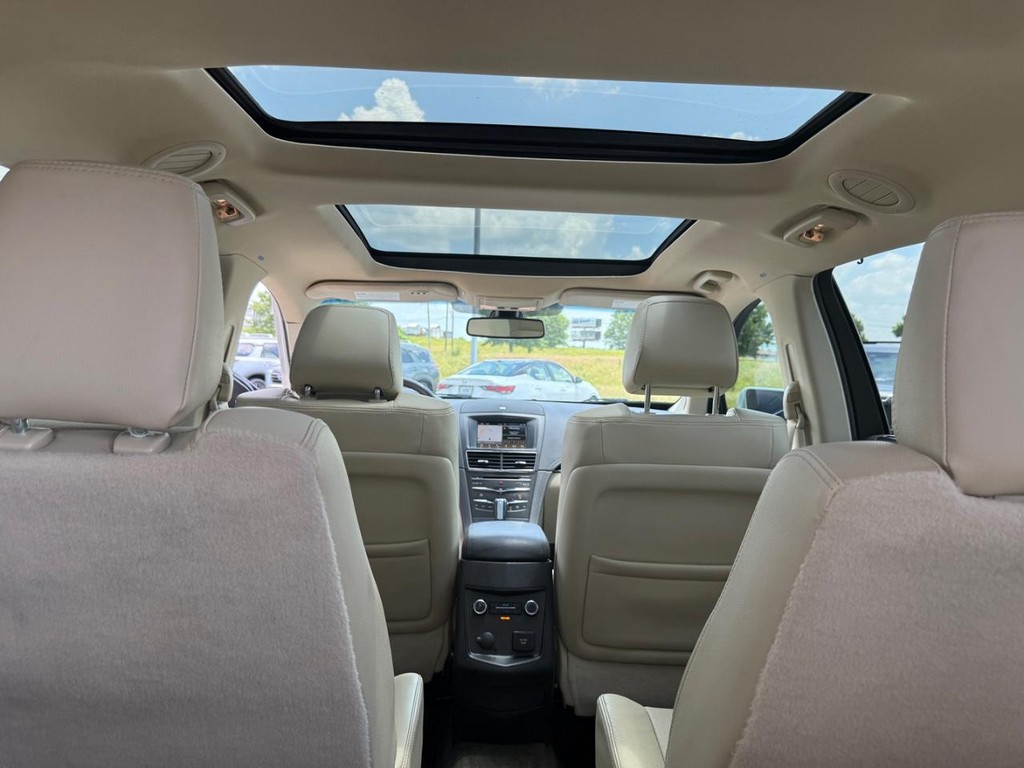 Lincoln MKT Vehicle Full-screen Gallery Image 14