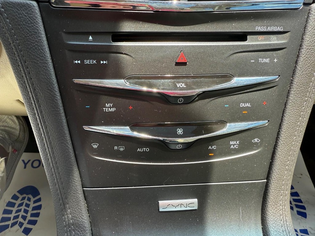 Lincoln MKT Vehicle Full-screen Gallery Image 17