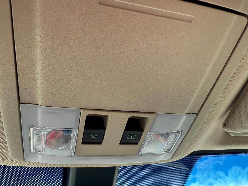 Lincoln MKT Vehicle Full-screen Gallery Image 18
