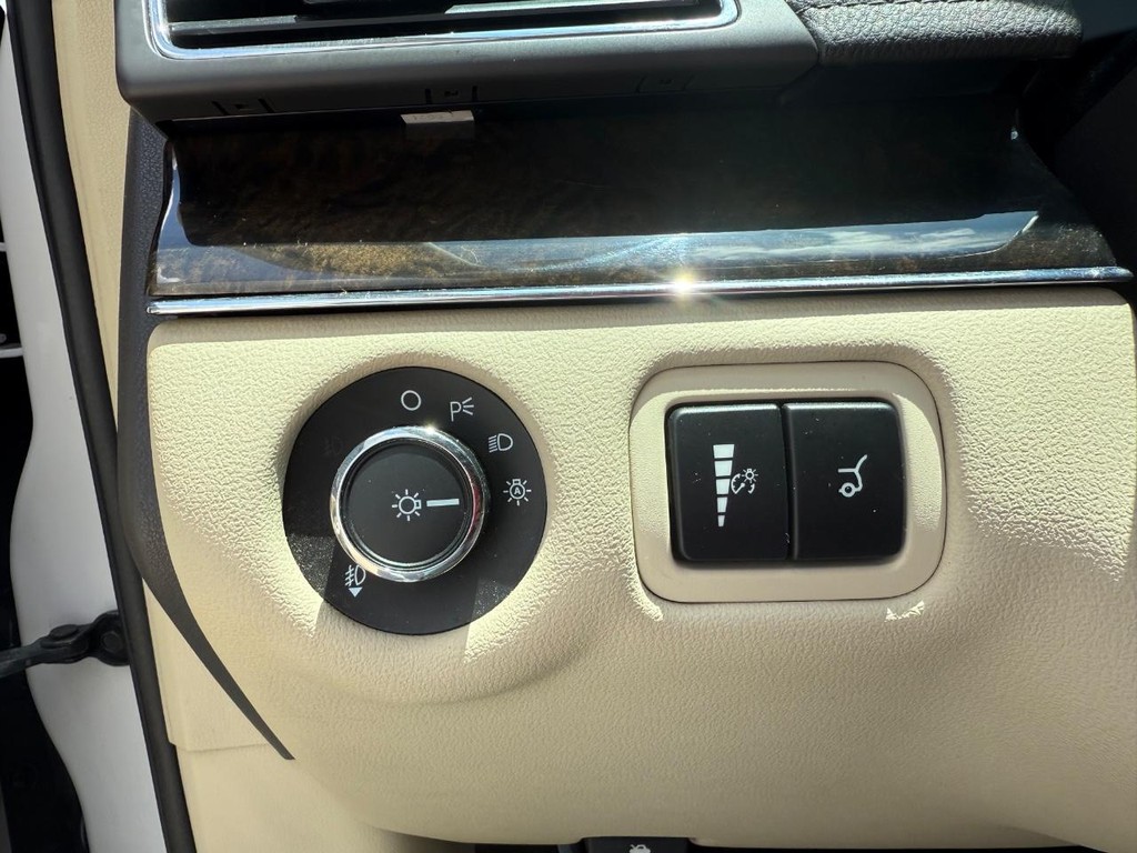 Lincoln MKT Vehicle Full-screen Gallery Image 20