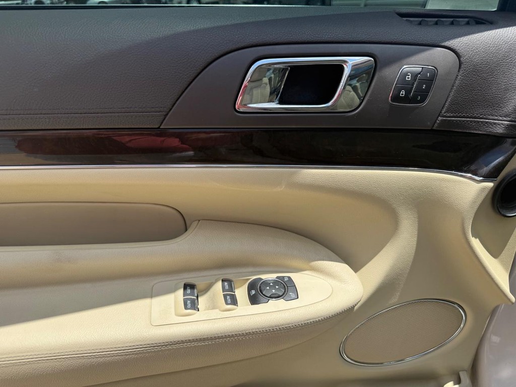 Lincoln MKT Vehicle Full-screen Gallery Image 22