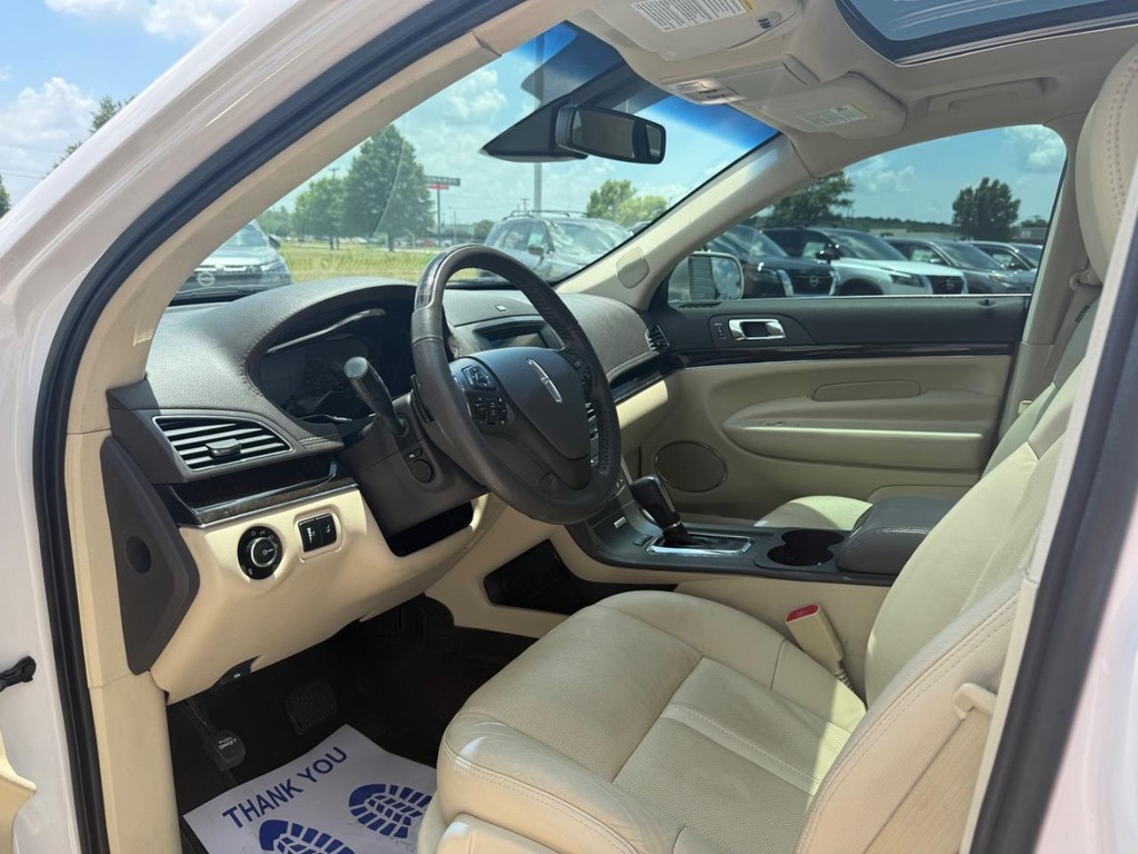 Lincoln MKT Vehicle Full-screen Gallery Image 24