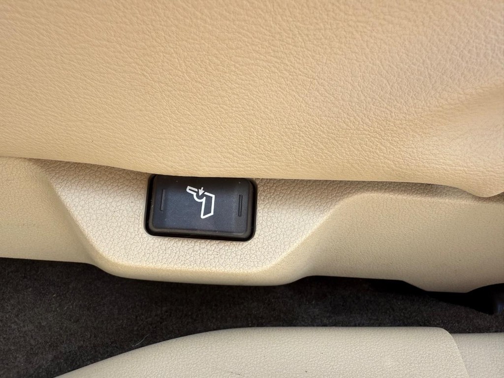Lincoln MKT Vehicle Full-screen Gallery Image 26