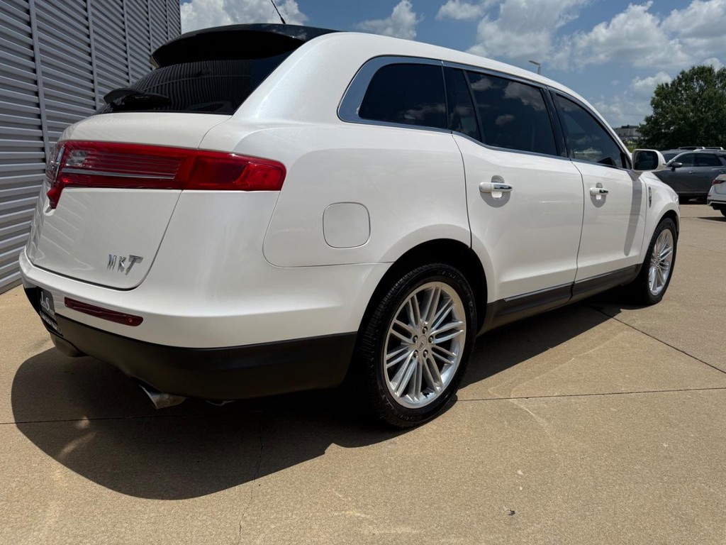Lincoln MKT Vehicle Full-screen Gallery Image 29