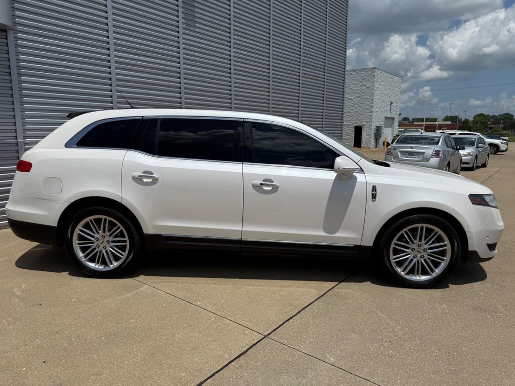 Lincoln MKT Vehicle Full-screen Gallery Image 30