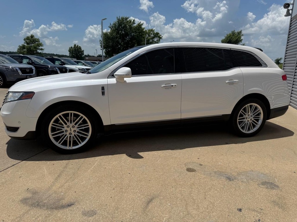 Lincoln MKT Vehicle Full-screen Gallery Image 31