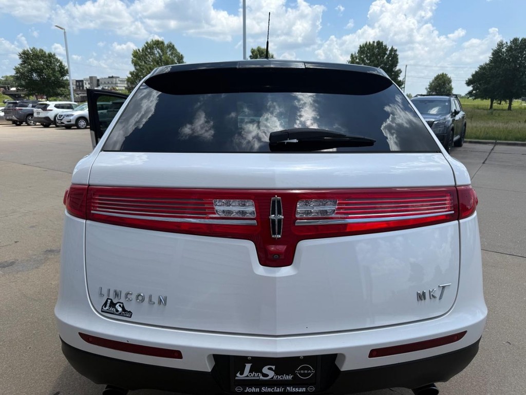 Lincoln MKT Vehicle Full-screen Gallery Image 35