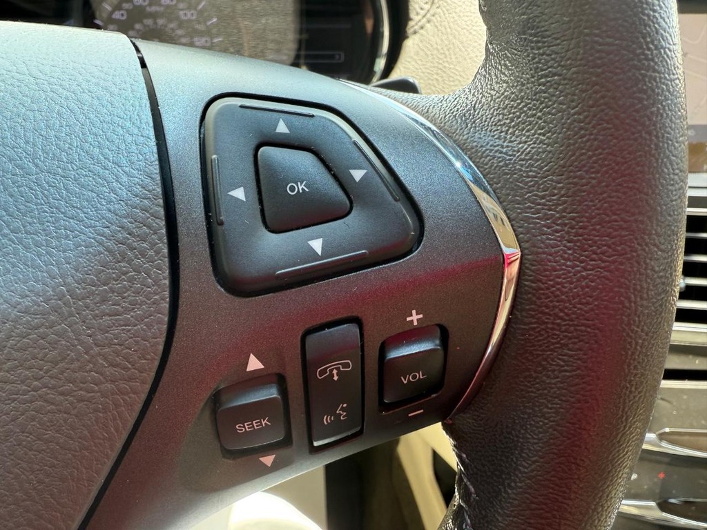 Lincoln MKT Vehicle Full-screen Gallery Image 38