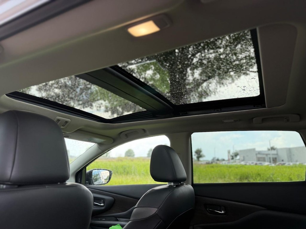 Nissan Murano Vehicle Full-screen Gallery Image 02