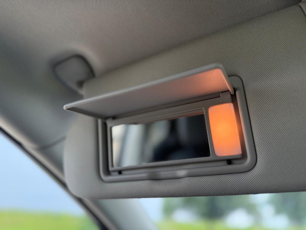 Nissan Murano Vehicle Full-screen Gallery Image 05
