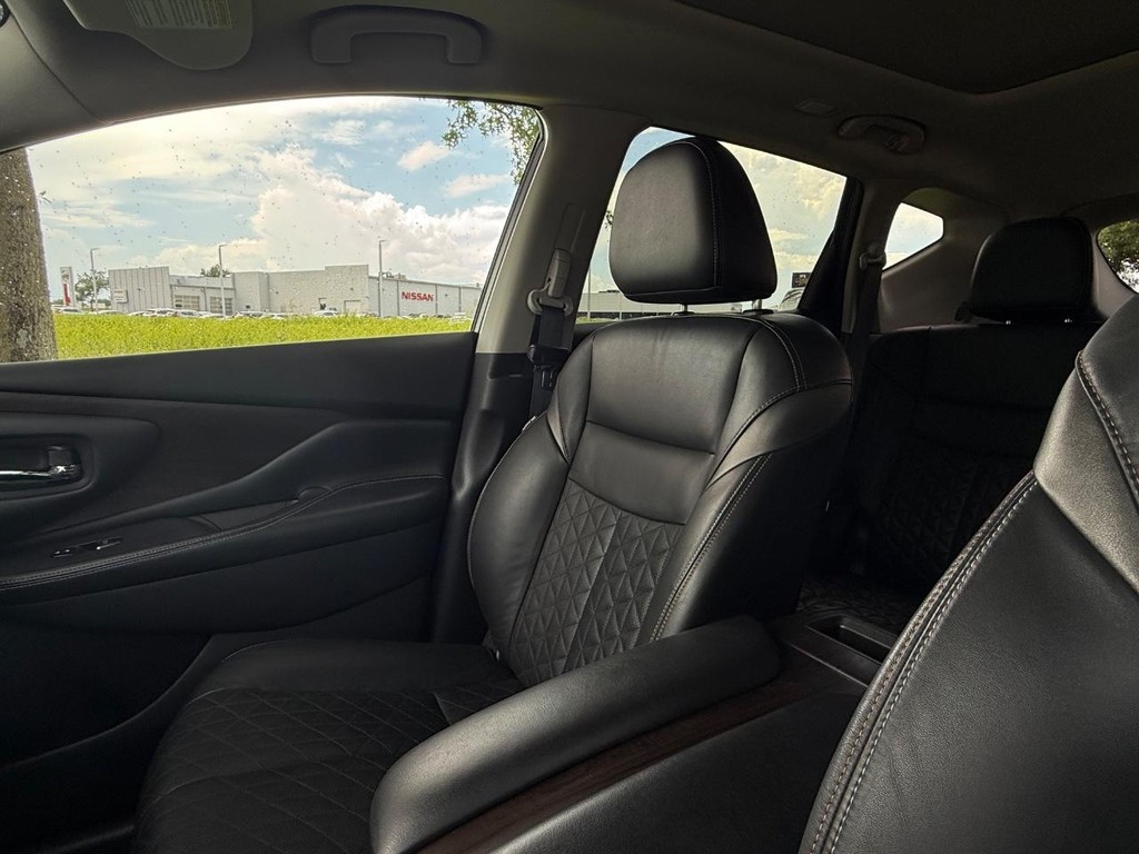 Nissan Murano Vehicle Full-screen Gallery Image 14