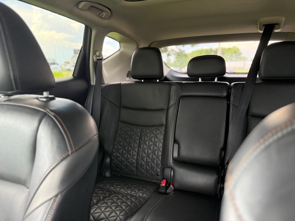 Nissan Murano Vehicle Full-screen Gallery Image 15
