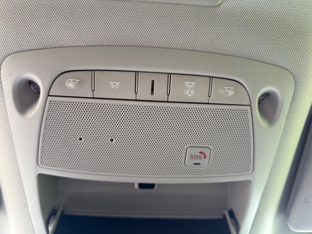 Nissan Murano Vehicle Full-screen Gallery Image 18