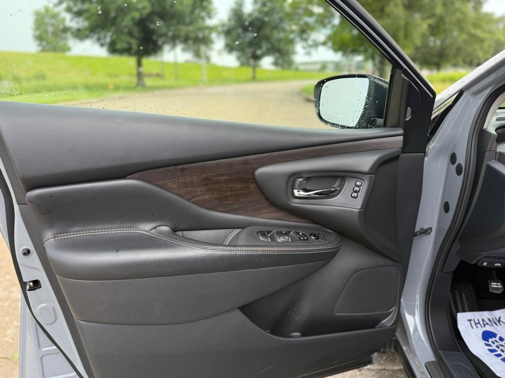 Nissan Murano Vehicle Full-screen Gallery Image 23