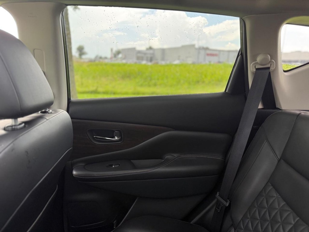 Nissan Murano Vehicle Full-screen Gallery Image 24