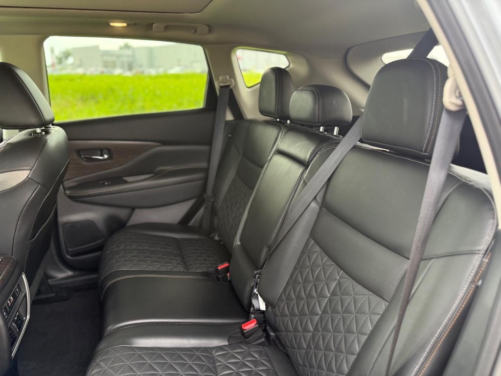 Nissan Murano Vehicle Full-screen Gallery Image 26