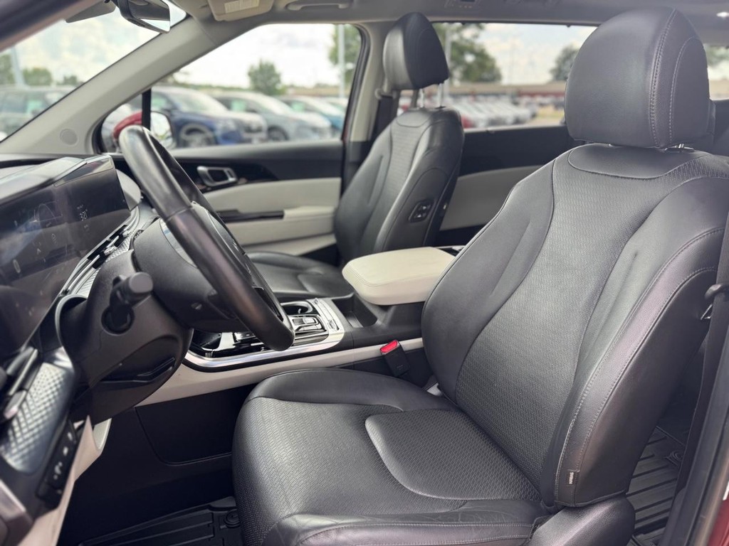 Kia Carnival Vehicle Full-screen Gallery Image 02