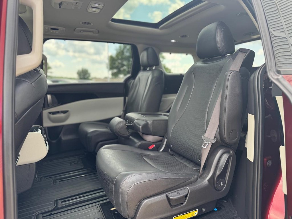 Kia Carnival Vehicle Full-screen Gallery Image 03