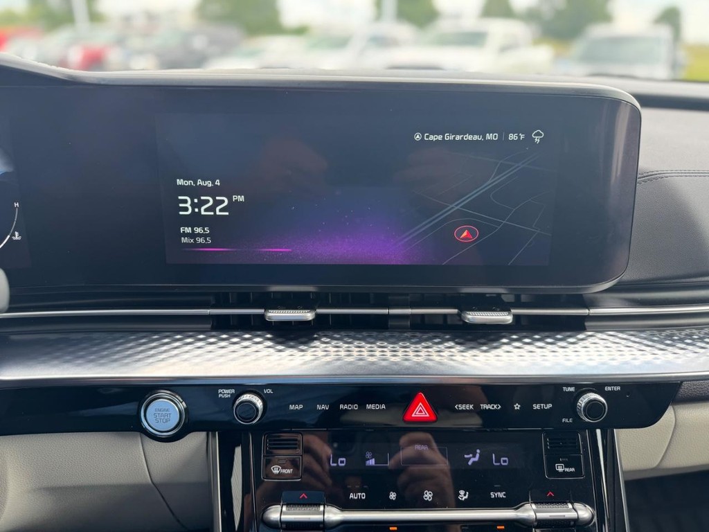 Kia Carnival Vehicle Full-screen Gallery Image 10