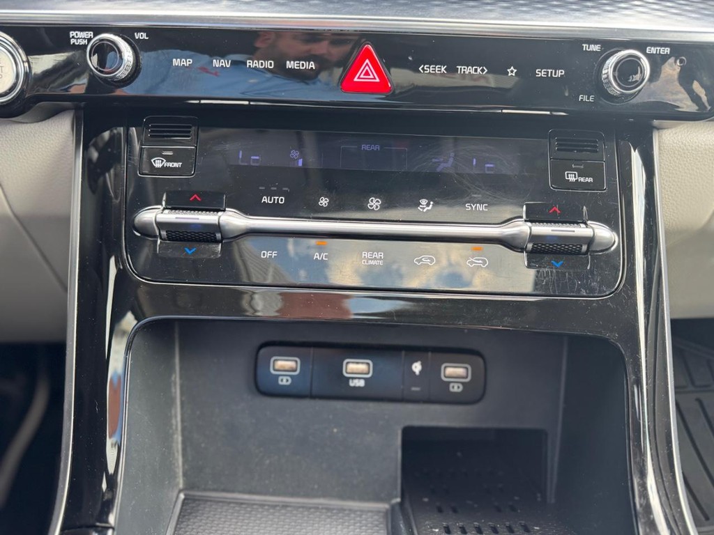 Kia Carnival Vehicle Full-screen Gallery Image 12