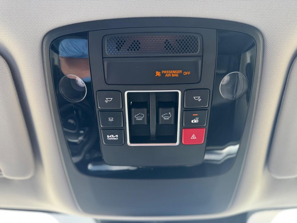 Kia Carnival Vehicle Full-screen Gallery Image 17
