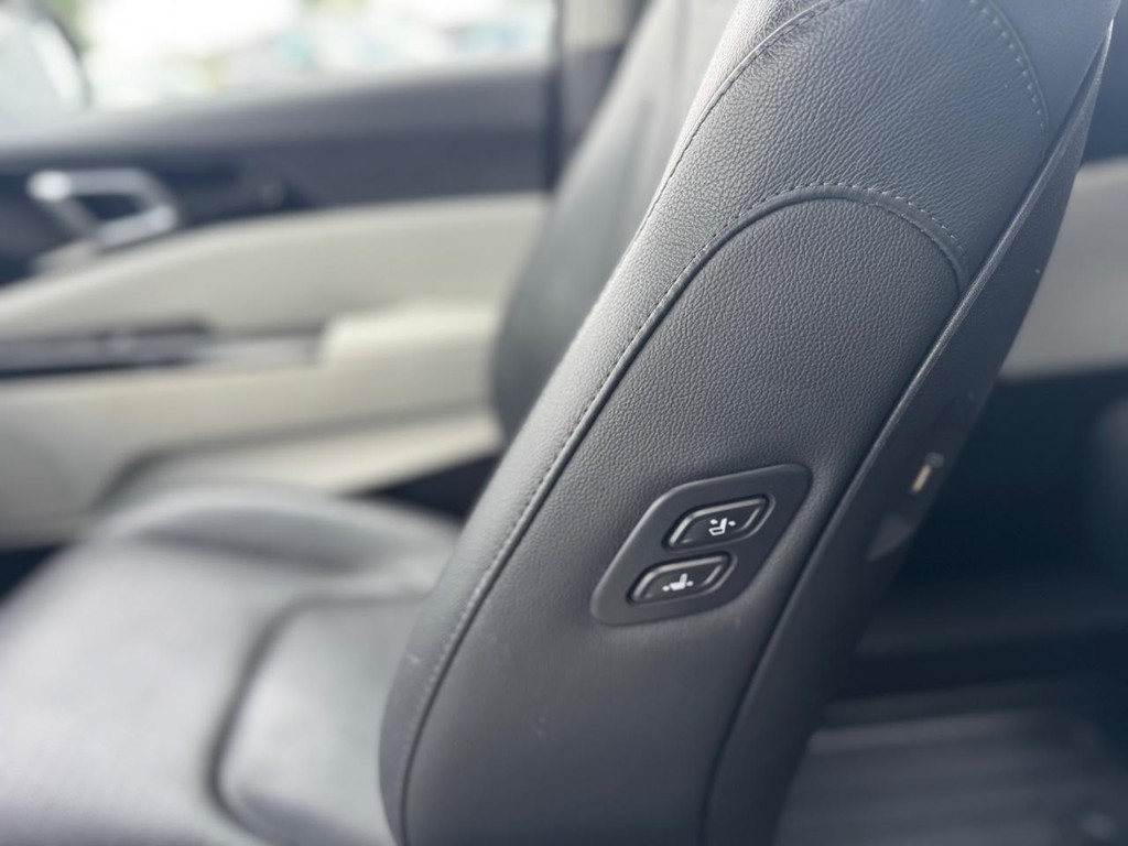 Kia Carnival Vehicle Full-screen Gallery Image 19