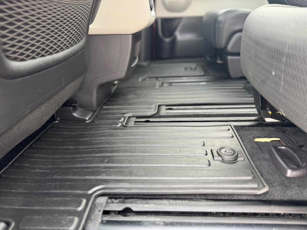 Kia Carnival Vehicle Full-screen Gallery Image 21