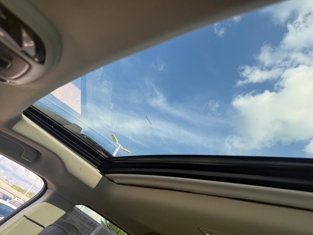 Subaru Outback Vehicle Full-screen Gallery Image 10