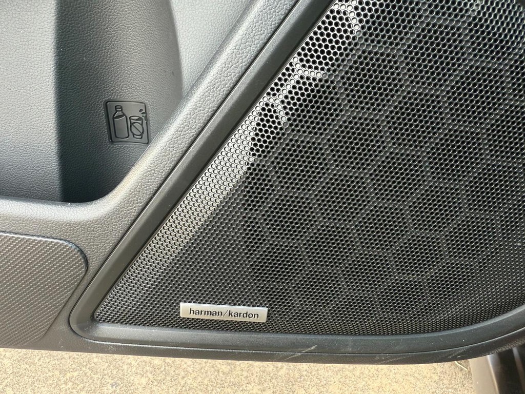 Subaru Outback Vehicle Full-screen Gallery Image 18