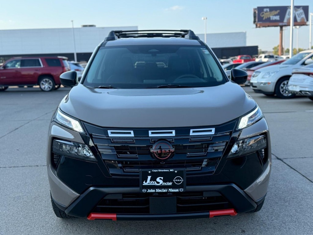 Nissan Rogue Vehicle Full-screen Gallery Image 02