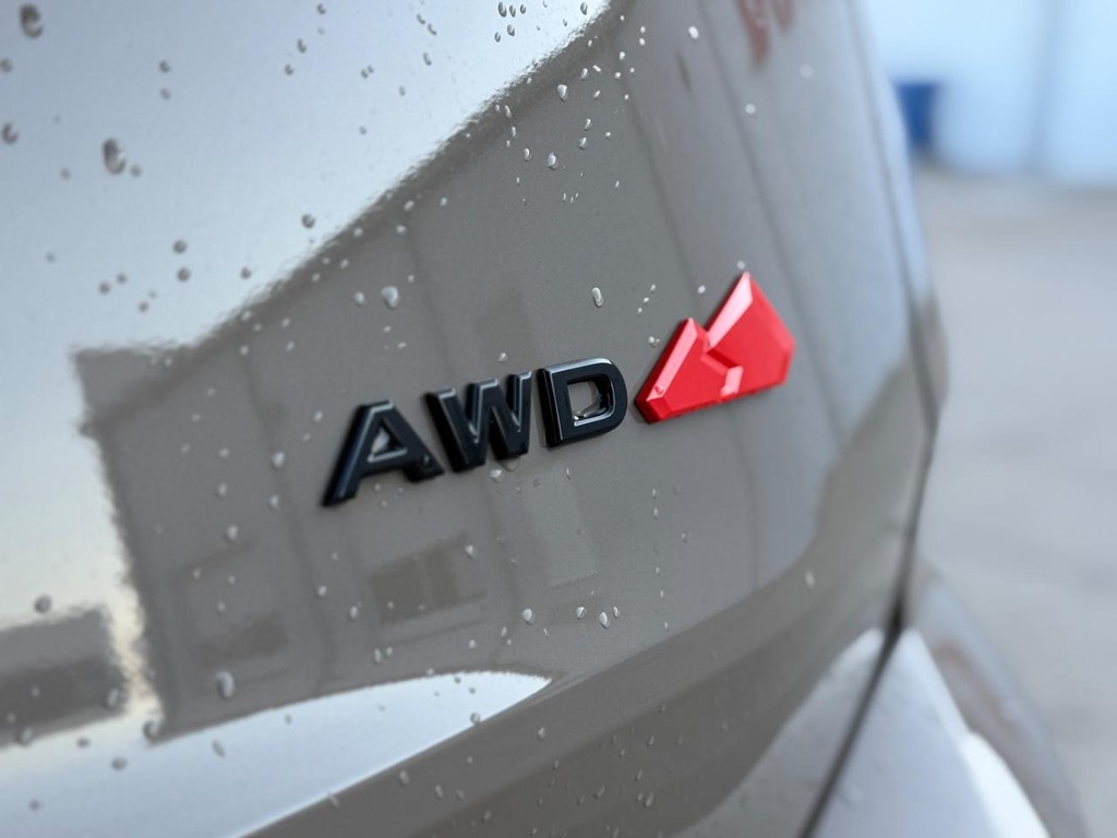 Nissan Rogue Vehicle Full-screen Gallery Image 04