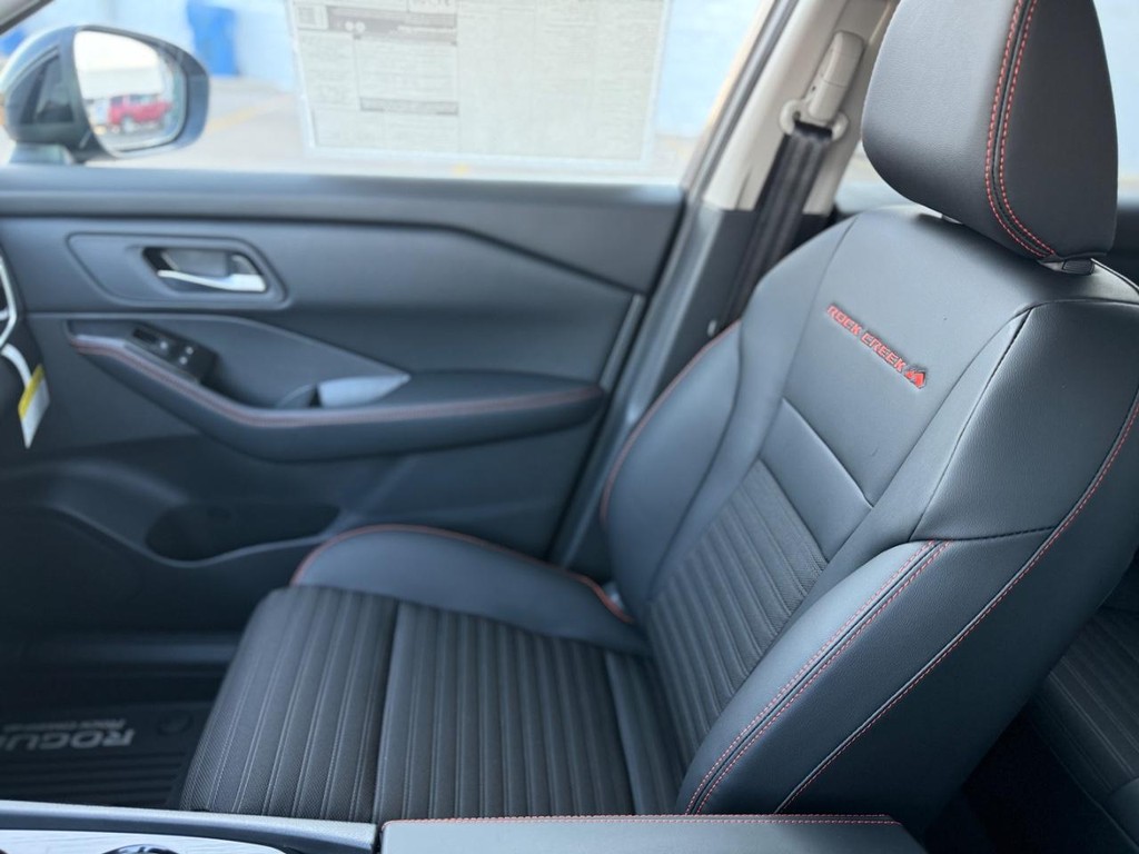 Nissan Rogue Vehicle Full-screen Gallery Image 07