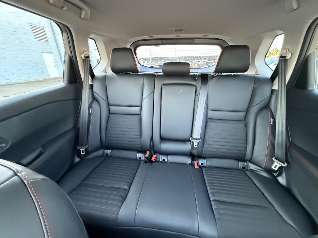 Nissan Rogue Vehicle Full-screen Gallery Image 08