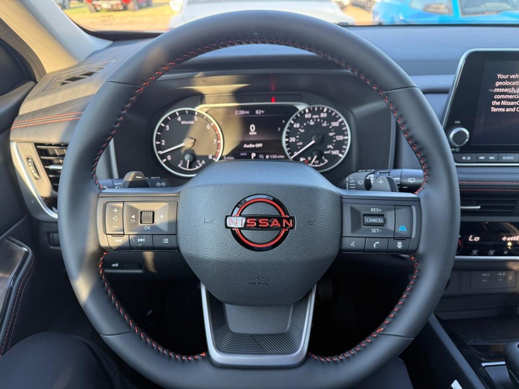 Nissan Rogue Vehicle Full-screen Gallery Image 09