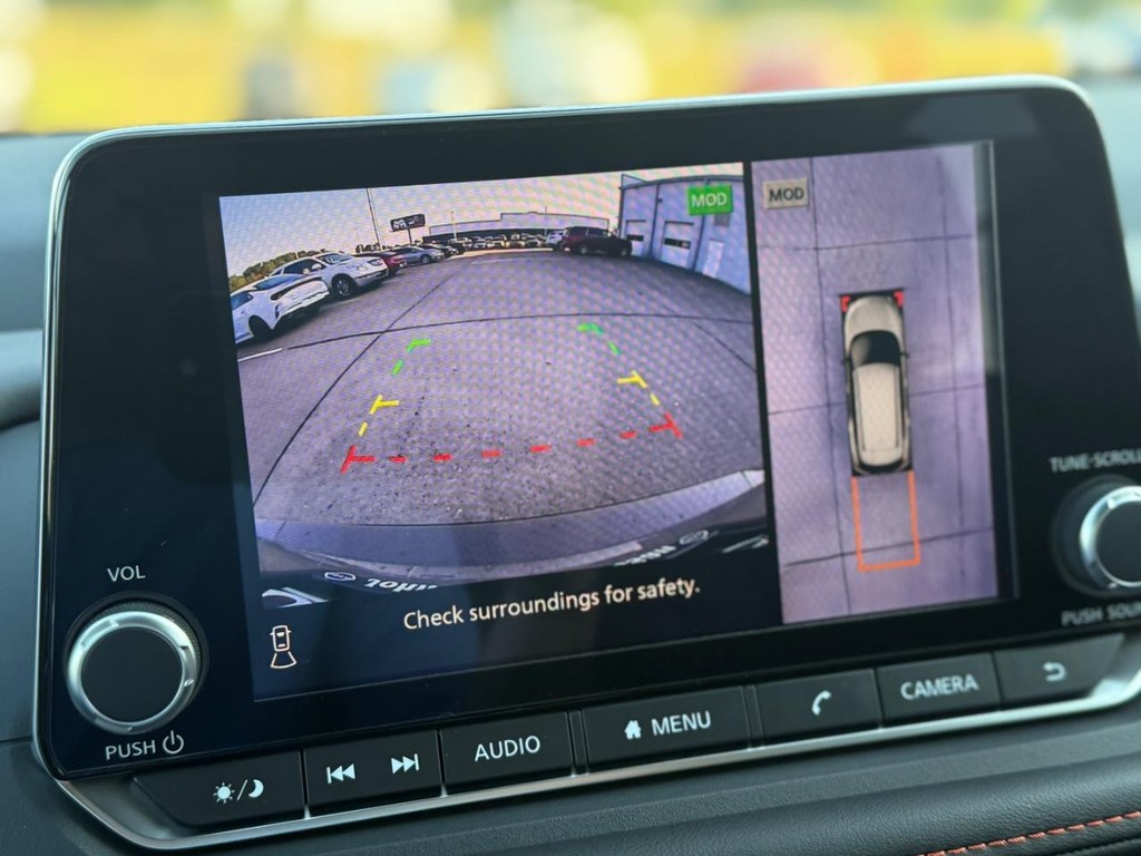 Nissan Rogue Vehicle Full-screen Gallery Image 10