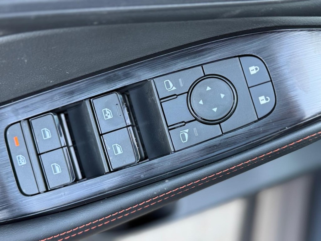 Nissan Rogue Vehicle Full-screen Gallery Image 12