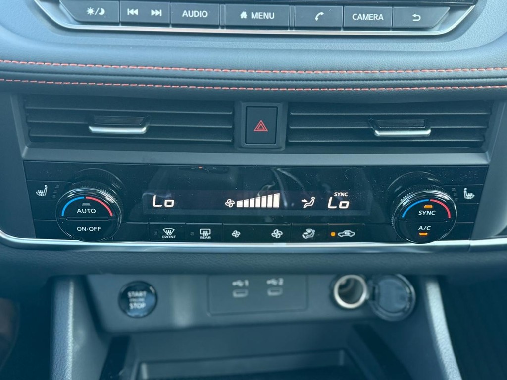 Nissan Rogue Vehicle Full-screen Gallery Image 13